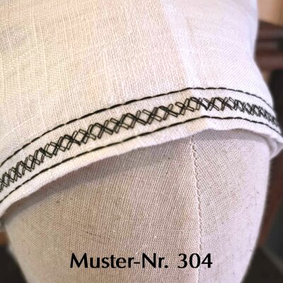 Formgenähtes Leinen-Steuchlein für die Wulsthaube, weiß mit schwarzer Stickerei (Maschine), Nr. 304