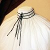 Renaissance-Hemd mit gesmoktem Kragen und aufgenähten Kordeln