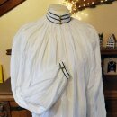 Renaissance-Hemd weiß, mit gesmoktem Kragen & Manschetten, mit schwarzen Kordeln und Messingknöpfen, Kragenweite 42cm